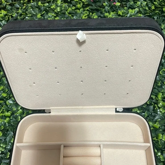 🎉❤️ NEW Grace Black Jewelry Travel Zip Closure Case Gifts - Picture 4 of 6